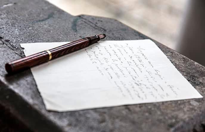 Ivo Andrić je počeo pisati ozbiljna književna djela u svojim četrdesetim godinama, kada je u Ženevi i kupio naliv pero sa ove fotografije. Sa njim je napisao većinu svojih najvažnijih rukopisa. Poklonio je ovo pero, kao i cijeli rukopis Na Drini Ćuprija, Muzeju književnosti u