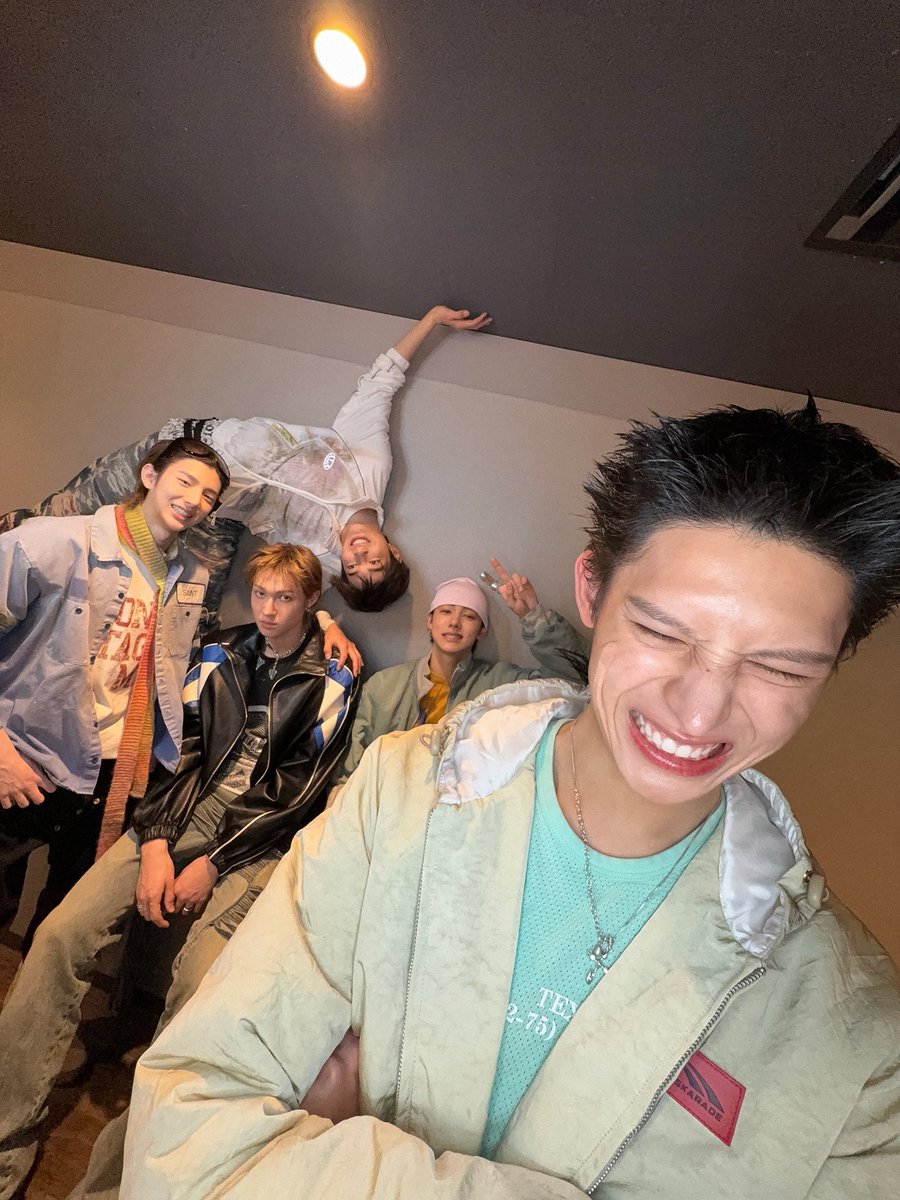 pasti james tipe yang kalau mereka mesen taxi atau gocar dia yang udah pasti duduk di DEPAN sedangkan yang lain sibuk bercanda dibelakang. james sibuk ngobrol sama supirnya sampe ditanya, “adeknya mas?” “puji tuhan bukan pak.” 😭