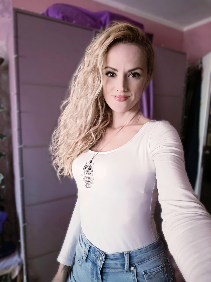 NellyMonk1's tweet image. Wrapped up my “black mood” week and ready to start a new “white” one, with fantasy sketch painting next week 🤍🎨✨ 
Excited for some new music projects ahead and my Sunday gig 🎶 Currently on my way to a shooting set 🎬
#artlife #fantasyart #creativeflow #weeklyvibes