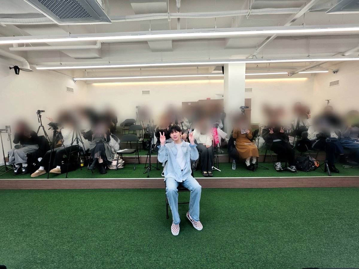 [📸]

​[OFF THE MAP] 세 번째 팬사인회 종료!

​성규와 마주 본 모든 순간들이
마치 선물처럼 쏟아졌던 하루🎁

​오늘의 만남이 마음속에 오래도록 
기분 좋게 머물기를 바랄게요💗 

집에 가는 길도 성규의 목소리와 함께해요!🎧

​#김성규 #KIMSUNGKYU
#OFFTHEMAP #널떠올리면