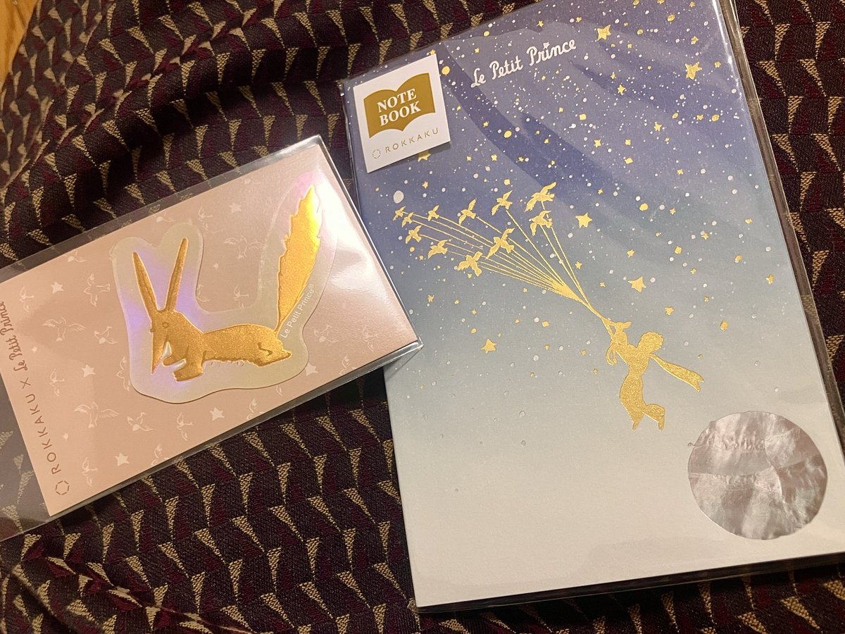 hachahan's tweet photo. 星の王子さまの箔押し文庫本みたいなノート売ってたので即買いしてしまった！！！！！！！
あとキツネの箔押しシール！！！！
すごく素敵！！！！！！！😭😭 https://t.co/hfEKoxPiwS