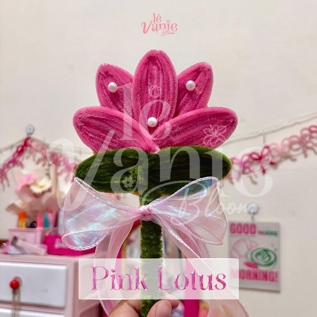 goldiehoneyy's tweet photo. [HELP RT]
OPEN PO Handmade Flower Mirror🌷by @moonfeely00
💰60k/pcs 
🌸 Ukuran: Medium (15cm) &amp; Large (25cm)
🌸 Material: pipe cleaners/kawat bulu
🌸 Tekstur fluffy &amp; aesthetic
🌸 Avail banyak varian &amp; bisa custom by order
🚚freong via🍊
ig @levanie.bloom https://t.co/pzsa97p6UE