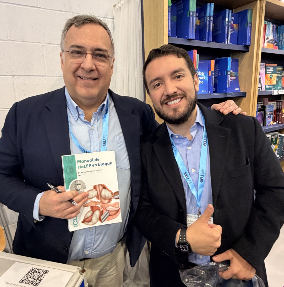 UroBruce's tweet image. Very happy to have the first 🥇signed copy of the HOLEP manual in block form by Dr. Fernando Gomez Sancha, a nice souvenir from 📍London 🇬🇧 
#EAU26 

#holep #aeep #eep