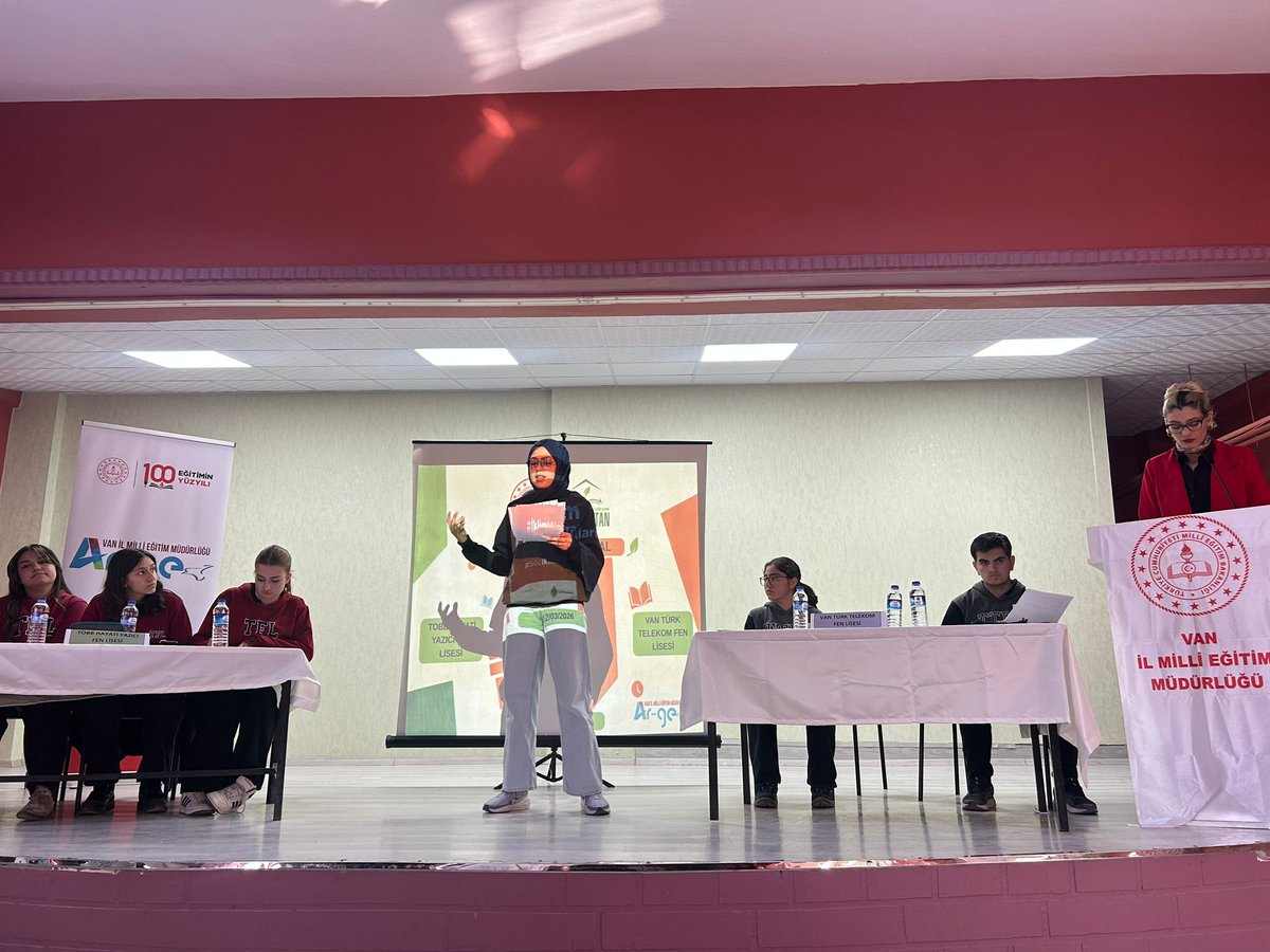 VanilMem's tweet photo. "Yeşil Vatan: Benim Okulum Geleceğe Çare”

Proje kapsamında düzenlediğimiz İklim Münazaralarında yarı final aşamasına gelen dört takım, iklim krizinin nedenleri, sonuçları ve çözüm yolları üzerine kıyasıya bir mücadele verdi.

Takımlar; yenilenebilir enerji dönüşümünden karbon ayak izinin azaltılmasına, küresel iklim politikalarından bireysel sorumluluklara kadar geniş bir yelpazede güçlü argümanlar sundular.

Münazara sonucu Edremit Türk Telekom Fen Lisesi ve İpekyolu Niyazi Türkmenoğlu Anadolu Lisesi finale yükseldi.

Münazara yarışmasına katılan tüm öğrencilere "İklim Elçisi Belgesi" verildi.

@tcmeb @tcvanvaliligi @valiozanbalci75 @bycandiroglu 

#İklimMünazaraları 
#SözİklimElçilerinde
#YeşilVatan