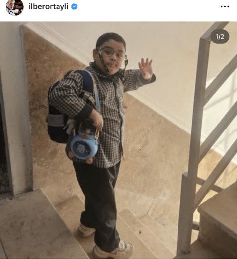 Medyanin50Tonu's tweet photo. İlber Ortaylı’nın son paylaşımı:

Eski İsrail Başbakanı Naftali Bennett'in "Türkiye yeni İran'dır; İran'dan sonra sıra Türkiye'dedir" dediği söyleniyor.

İsraillilere tavsiyemiz şudur: Başta başbakanları olmak üzere maliye bakanları Bezalel Smotrich denen adamın, Golda Meir kabinesindeki Dr. Yisrael Katz ile isim benzerliğinden başka hiçbir ilgisi bulunmayan Doktor Katz'ların ve nihayet eski siyasetçi Bennett'in çenesini kıssınlar. Yoksa ne sulh sulha benzer, ne savaş savaşa...

Talihsiz olan şudur ki Trump ile Netanyahu, Amerika'nın doğu sahillerinin aynı tip mahallelerinden çıkma yan ürünlerdir. Diplomaları olabilir; fakat genel kültürleri ve davranış biçimleri son derece düşüktür. Dünyadan haberdar oldukları da söylenemez. Doğu sahillerinin bu tip zevzekleri, Avrupalı devlet adamlarıyla kıyaslandığında oldukça düşük bir entelektüel seviyededir. Chirac'ı, Boris Johnson'ı bir kenara bırakın; kasabalı bir belediye başkanıyla bile mukayese edilemezler. Chirac, devlet adamlarının kalitesindeki düşüşü Fransa'daki lise eğitiminin gerilemesine bağlamıştı.

İnsanız; içimizde kötülük de var, iyilik de. Fakat hiçbir yerin bombalanmasına, hiçbir yerde masum çocukların ölmesine tahammül edemeyiz. Bazı yerlerde insanların duyguları ister istemez kabarır; tahammüller tükenir. İnsanlara yapılan vandallığı sükûnetle karşılamak mümkün değildir.

İspanya ve Türkiye gibi akil ülkelerin öncülüğünde bu vahşiliğe ve saldırganlığa artık dur denmelidir.
