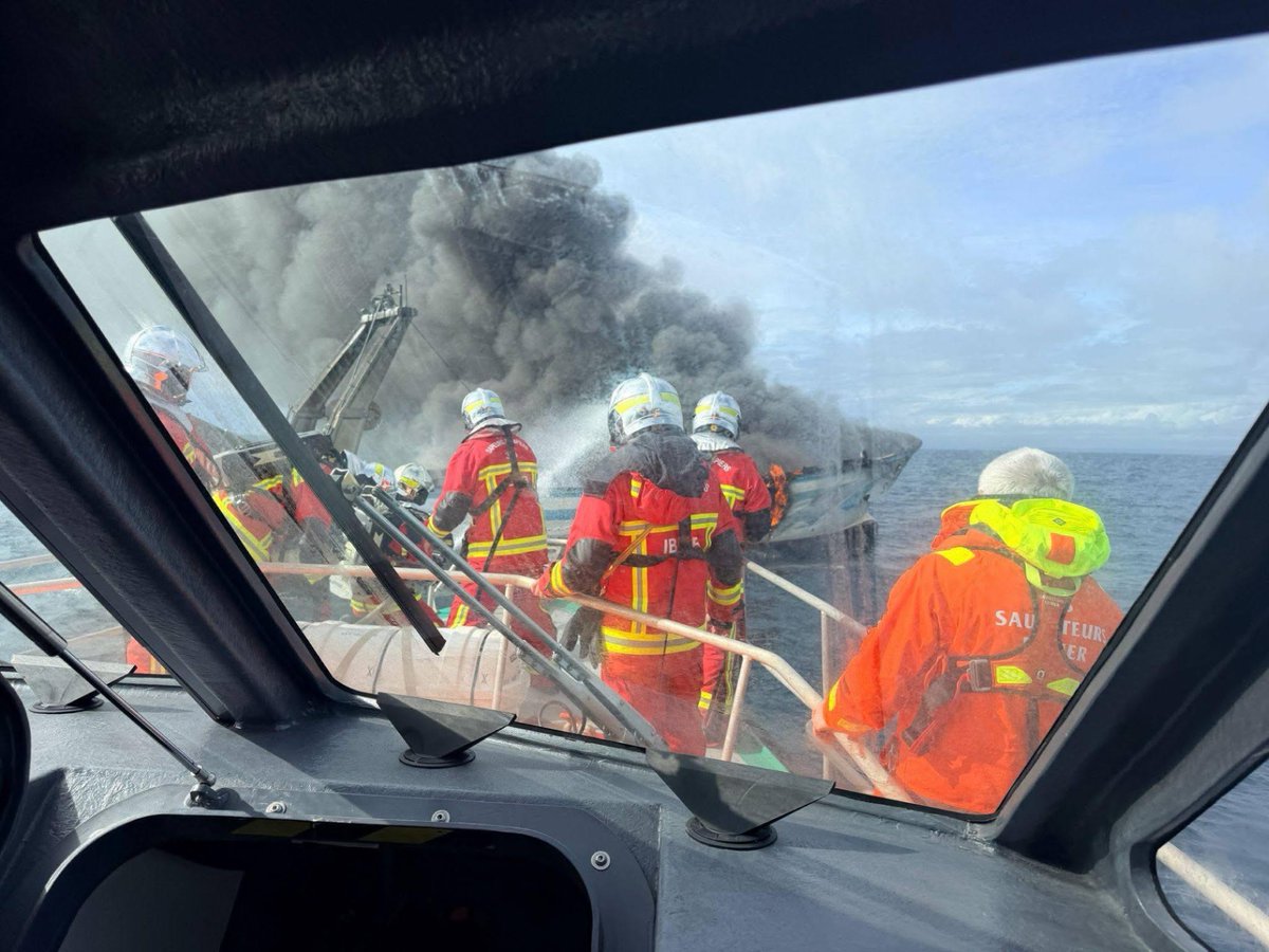 PompiersHerault's tweet photo. #Sauvetage|| Le 09/03/2026 les sapeurs-#pompiers de l'#Hérault sont intervenus conjointement à la demande du #Crossmed avec le #Dragon34 &amp; la SNSM à 12 milles nautiques au sud de @villedesete pour un chalutier en feu avec 3 pêcheurs à son bord #InfoFlash https://t.co/h5wd29Ihsf