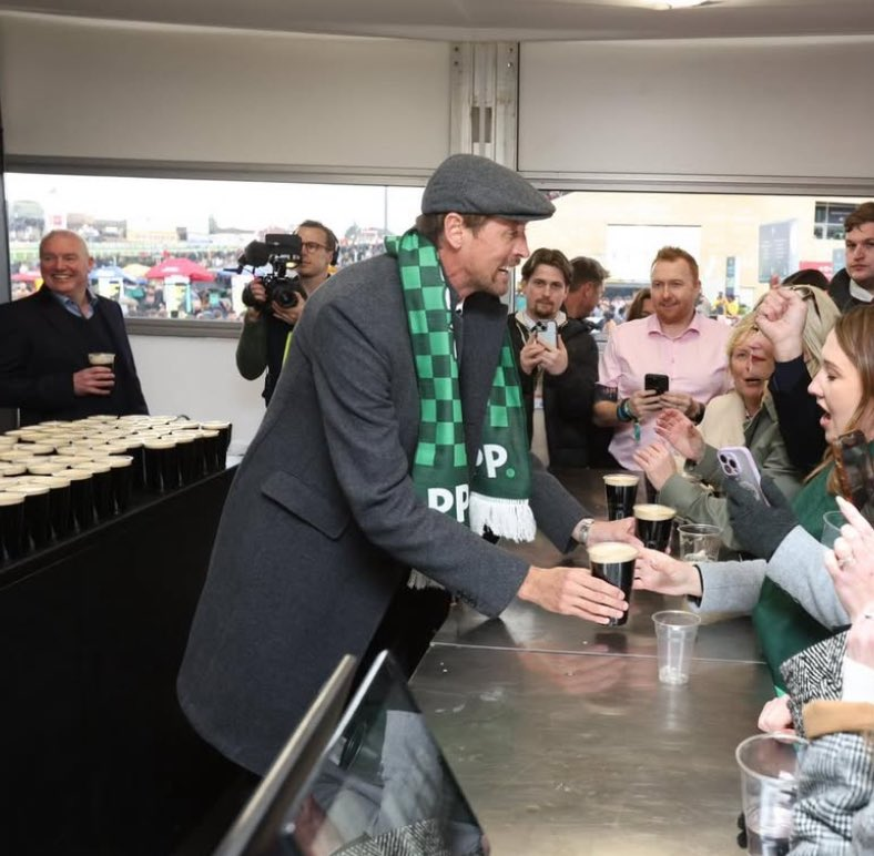 lnstantFoot's tweet photo. 🍺 𝗣𝗘𝗧𝗘𝗥 𝗖𝗥𝗢𝗨𝗖𝗛 𝗔̀ 𝗣𝗔𝗬𝗘́ 𝟭𝟬𝟬𝟬 𝗣𝗜𝗡𝗧𝗘𝗦 𝗗𝗘 𝗕𝗜𝗘̀𝗥𝗘 𝗔̀ 𝟵𝟬𝟬𝟬€ ! 😭

Lors d'une course hippique, il a parié que si un cheval entraîné en Irlande gagnait alors il devait payer une tournée. 🏇

Home By The Lee, un équidé irlandais a gagné et Peter Crouch a alors mis la main à la poche et a même fait le service ! 😂