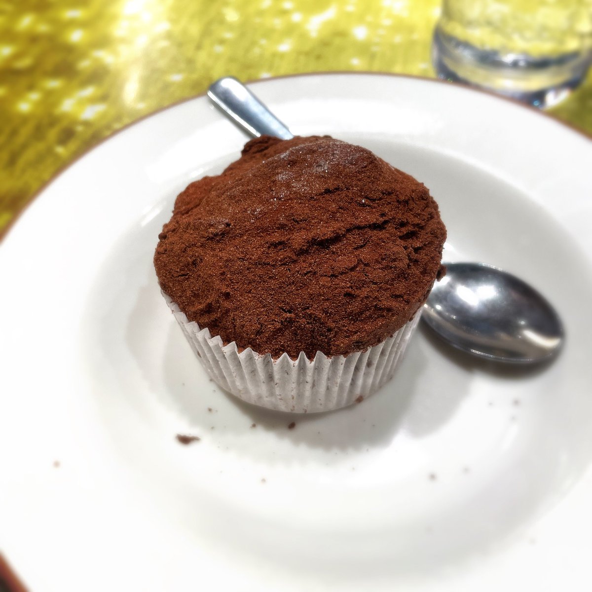 結局サイゼに来た訳だけども やっぱこれが食えるなら満足だや‥🥹🍨✨見た目にかわいさは1㍉もないべつに特段うまそうにも見えないただの茶色い塊‥ だけどほんまうまいこれサイゼのトリフアイス‥😭🍨✨