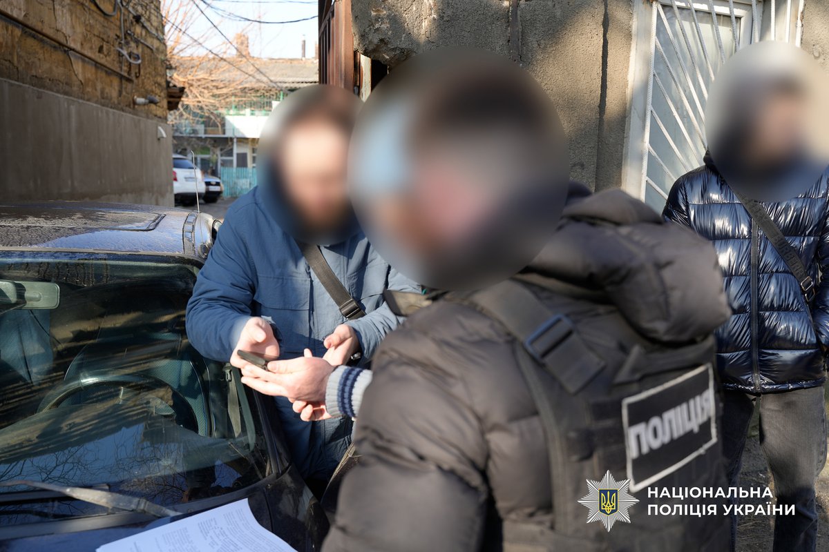 Поліцейські Одещини у співпраці з молдовськими колегами викрили транснаціональне злочинне угруповання у незаконному переправленні військовозобов’язаних через державний кордон України

od.npu.gov.ua/news/pravookho…
