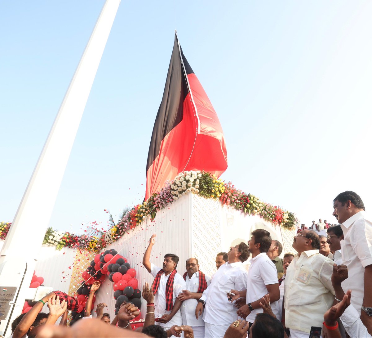 Udhaystalin's tweet photo. கிருஷ்ணகிரி மாவட்டம், ஜெகதாப் - பையூர் சந்திப்பில் கழக உடன்பிறப்புகளின் எழுச்சிமிகு உற்சாகத்திற்கிடையே கழகத்தின் இருவண்ண கொடியை ஏற்றி வைத்து மகிழ்ந்தோம்.

சட்டமன்ற தேர்தலில் கழக அணி 200-க்கும் அதிகமான தொகுதிகளில் வெற்றி பெற உறுதியேற்றோம்!

@r_sakkarapani  @yprakash_mla @mathiazhagan_