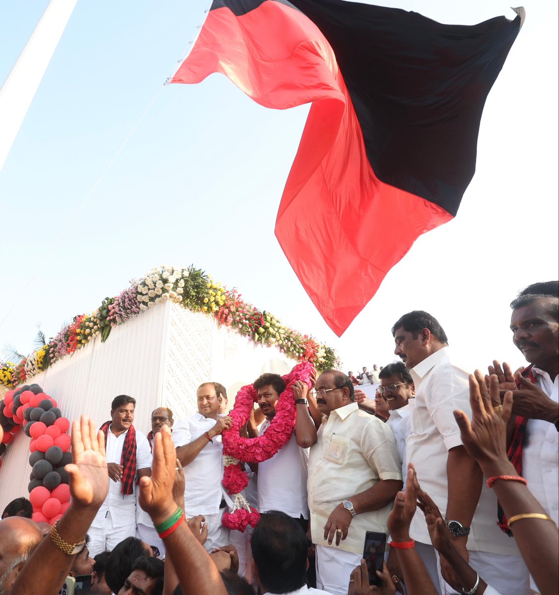 Udhaystalin's tweet photo. கிருஷ்ணகிரி மாவட்டம், ஜெகதாப் - பையூர் சந்திப்பில் கழக உடன்பிறப்புகளின் எழுச்சிமிகு உற்சாகத்திற்கிடையே கழகத்தின் இருவண்ண கொடியை ஏற்றி வைத்து மகிழ்ந்தோம்.

சட்டமன்ற தேர்தலில் கழக அணி 200-க்கும் அதிகமான தொகுதிகளில் வெற்றி பெற உறுதியேற்றோம்!

@r_sakkarapani  @yprakash_mla @mathiazhagan_
