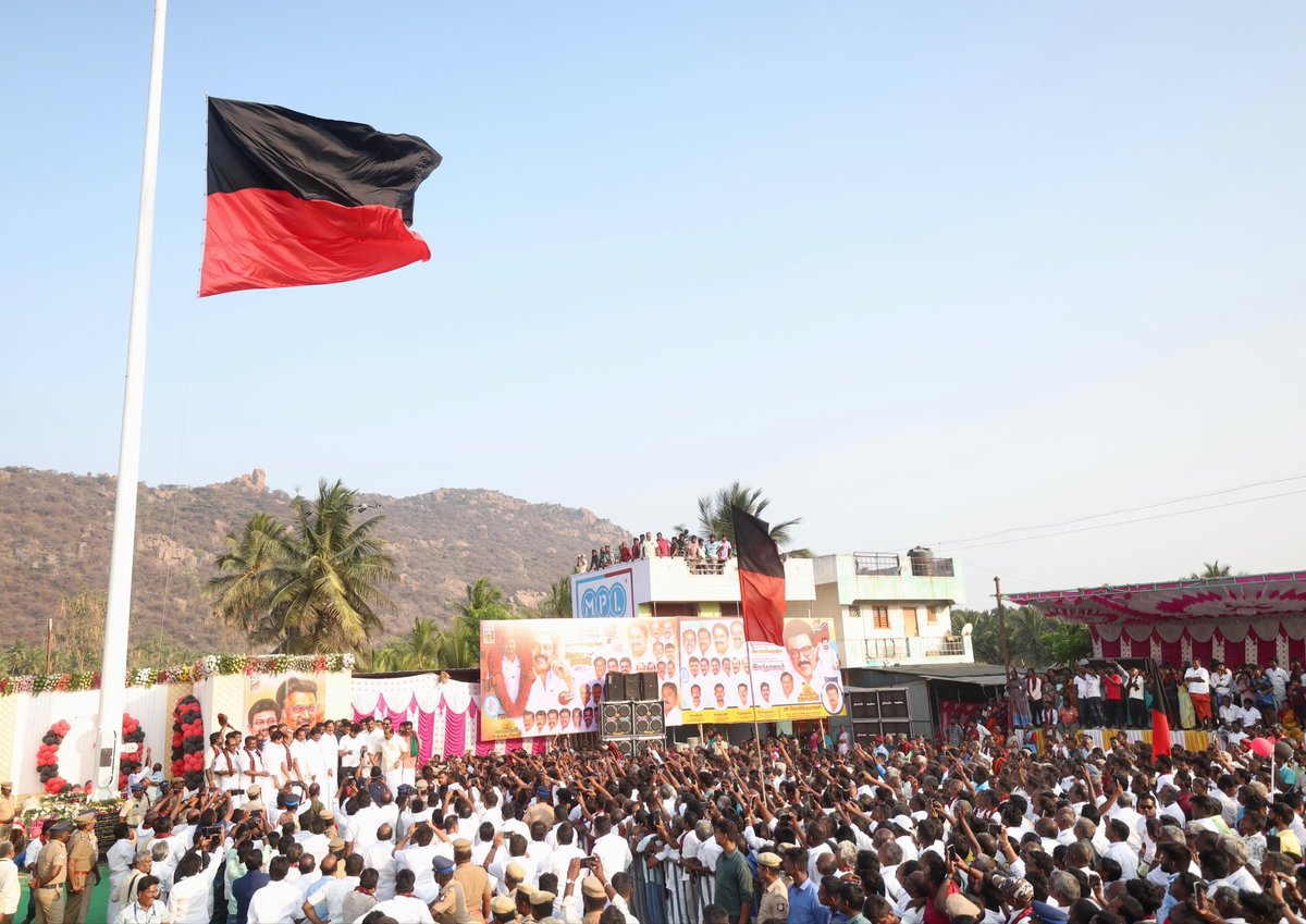 Udhaystalin's tweet photo. கிருஷ்ணகிரி மாவட்டம், ஜெகதாப் - பையூர் சந்திப்பில் கழக உடன்பிறப்புகளின் எழுச்சிமிகு உற்சாகத்திற்கிடையே கழகத்தின் இருவண்ண கொடியை ஏற்றி வைத்து மகிழ்ந்தோம்.

சட்டமன்ற தேர்தலில் கழக அணி 200-க்கும் அதிகமான தொகுதிகளில் வெற்றி பெற உறுதியேற்றோம்!

@r_sakkarapani  @yprakash_mla @mathiazhagan_