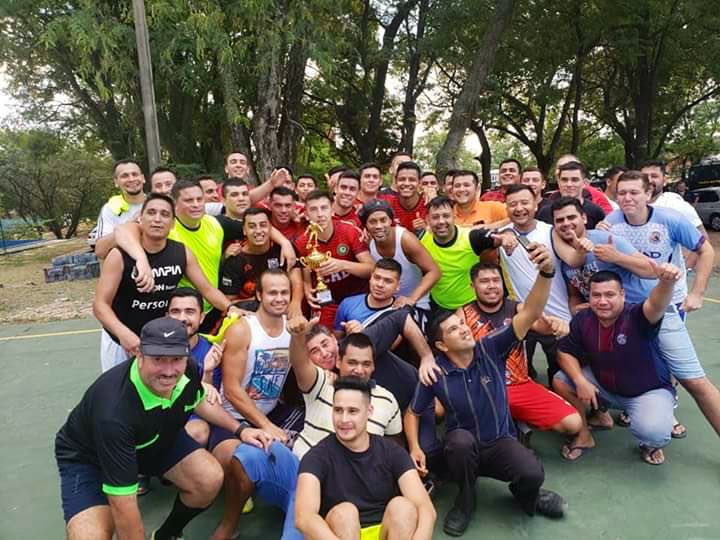🔙Un día como hoy, pero del 2020, #Ronaldinho🤙🏾🇧🇷 ganó el torneo de la cárcel en Asunción🚓 #Paraguay🇵🇾
👮🏻‍♂️Un policía le prestó botines.
🥳Su equipo ganó 11-2.
⚽️Marcó 5 goles, dio 6 asistencias😎
🏆Se coronó CAMPEÓN🥇y el premio era un lechón de 16 Kg🐷
 #Dinho
