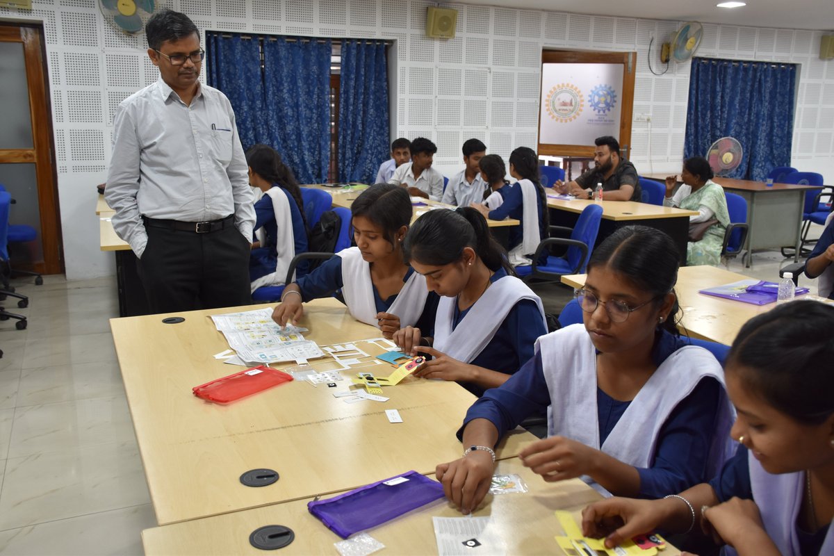CIMFR_CSIR's tweet image. CSIR-CIMFR organized a one-day program on “Foldscope Microscope” Under CSIR-JIGYASA on 13 March 2026 at Barwa Road Campus, Dhanbad, for 28 students along with 2 teachers from Sanskriti Vidya Mandir High School, Digwadih.

#Foldscope #ScienceEducation #HandsOnLearning