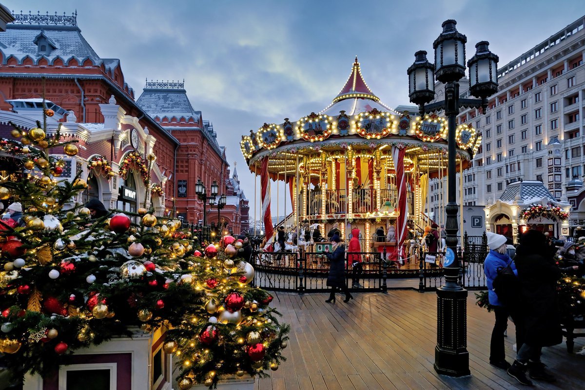 PEKHTography's tweet image. The museum is tracking five hundred years of decisions. 
The carousel is tracking one lap at a time. 
Somehow the carousel has the better crowd 🎠😂❄️
#MoscowChristmas #WinterWonderland #GoldenLights #CarouselOfTime
