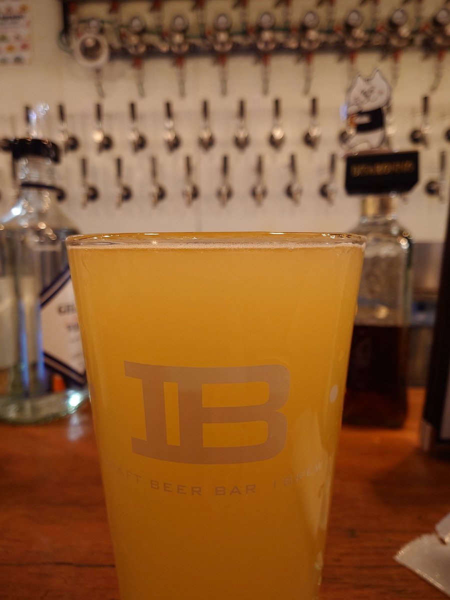 kimu55tetsu's tweet photo. オタ活の後にビア活しました🍺
Hazy-IPA
#クラフトビール
#IBREW(秋葉原)
#HAZYLABO(埼玉) https://t.co/WhrUVgKVOW