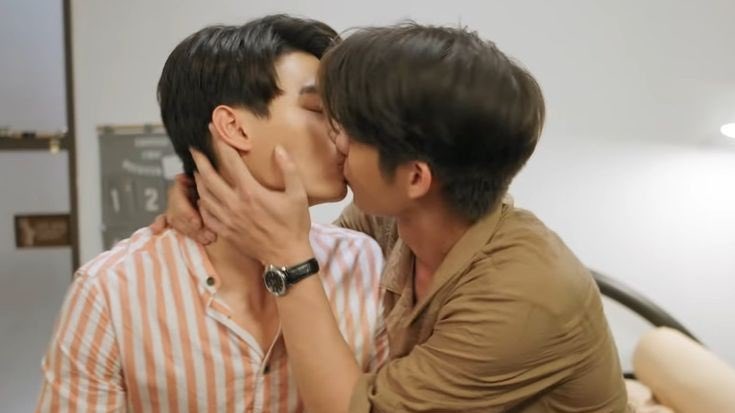 hubboyslove's tweet image. NINGUÉM SUPEROU! Postagem de Bright com saudades do personagem de #2gether já é a mais curtida em anos em sua conta.

Sarawat fez aniversário ontem, e a série, uma das responsáveis pelo boom global BL, completou 6 anos recentemente.