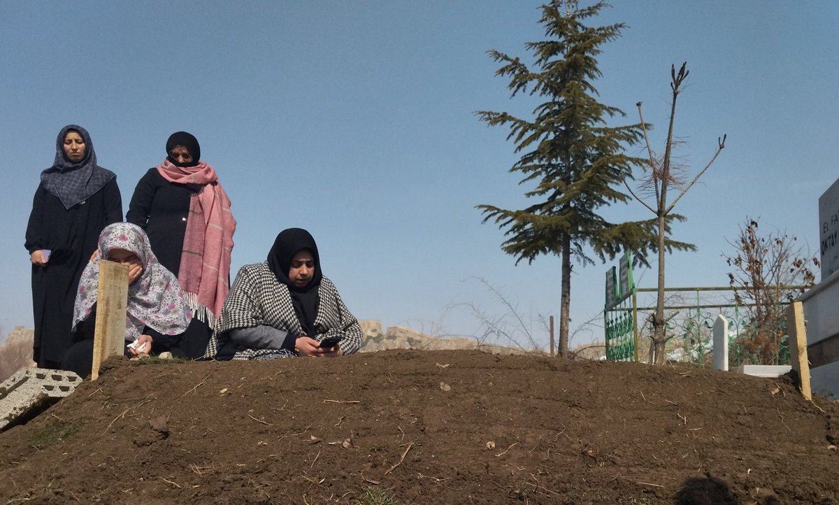 Yokluk içindeydi. 
Artık çalışamıyordu.
Dayanılmaz acılar çekiyordu.
Her şeye rağmen sürekli tevekkül içinde hüznünü Allah'a havale ediyordu.
Manevi bir zaman diliminde,
zulmün ve hastalığın pençesinde de
Rabbine kavuştu.

Ruhun şad olsun kardeşim.
#KHK lı İmam Ömer Alaca