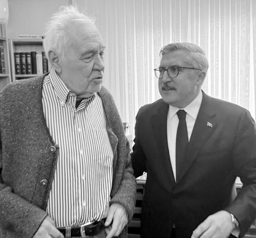 Bugün büyük bir insanı,
kıymetli bir tarihçiyi ve her zaman ufkumuzu açan bir Hocamızı kaybettik.

İlber Ortaylı sadece bir tarihçi değil, bu millete tarihi sevdiren, düşünmeyi öğreten değerli bir hocaydı. 

Onu dinlerken tarih kitaplardan çıkıp hayatın içine girerdi.

Geride