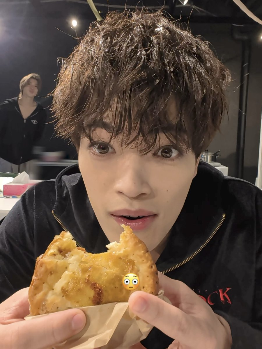 OVTT_official's tweet photo. コンサート前のもぐもぐタイム🍴
#原嘉孝 ver.
#タムごはん

🎶 https://t.co/s085IW7vlt
📸 https://t.co/pf3yrHRqjD

アリーナ➡︎ドームツアーの裏側は
3/25発売のLIVE BD&DVD
【通常盤 Disc2】に収録📀

ドキュメントダイジェストも公開中▶️
🔗https://t.co/9gC6HSiAVv

『We’re timelesz LIVE TOUR 2025-2026
  ⠀episode 1 FAM DOME』 
詳細＆予約はコチラ💫
🔗https://t.co/1aIgiok7km

#timelesz_ep1_DOME
#timelesz #タイムレスマン