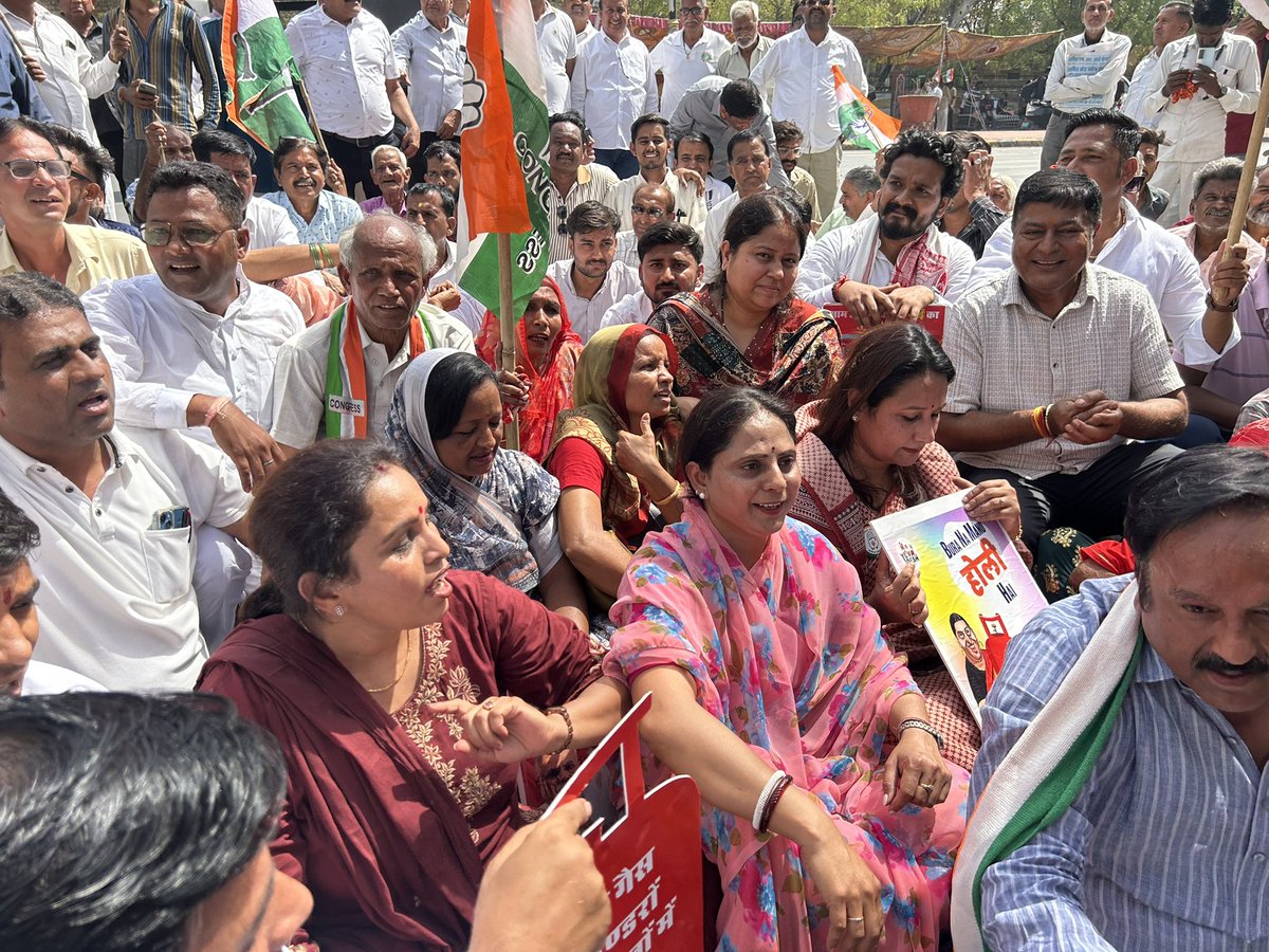 देश की जनता मिट्टी के चूल्हे पर खाना बनाने को मजबूर हैं 
Compromised प्रधानमंत्री कि नाकाम 'विदेश नीति' का खामियाजा जनता को नहीं भुगतने देगें ।
 📍 पाली
Indian National CongressSukhjinder Randhawa
Indian National Congress - RajasthanGovind Singh DotasraTika Ram JullyAshok Gehlot