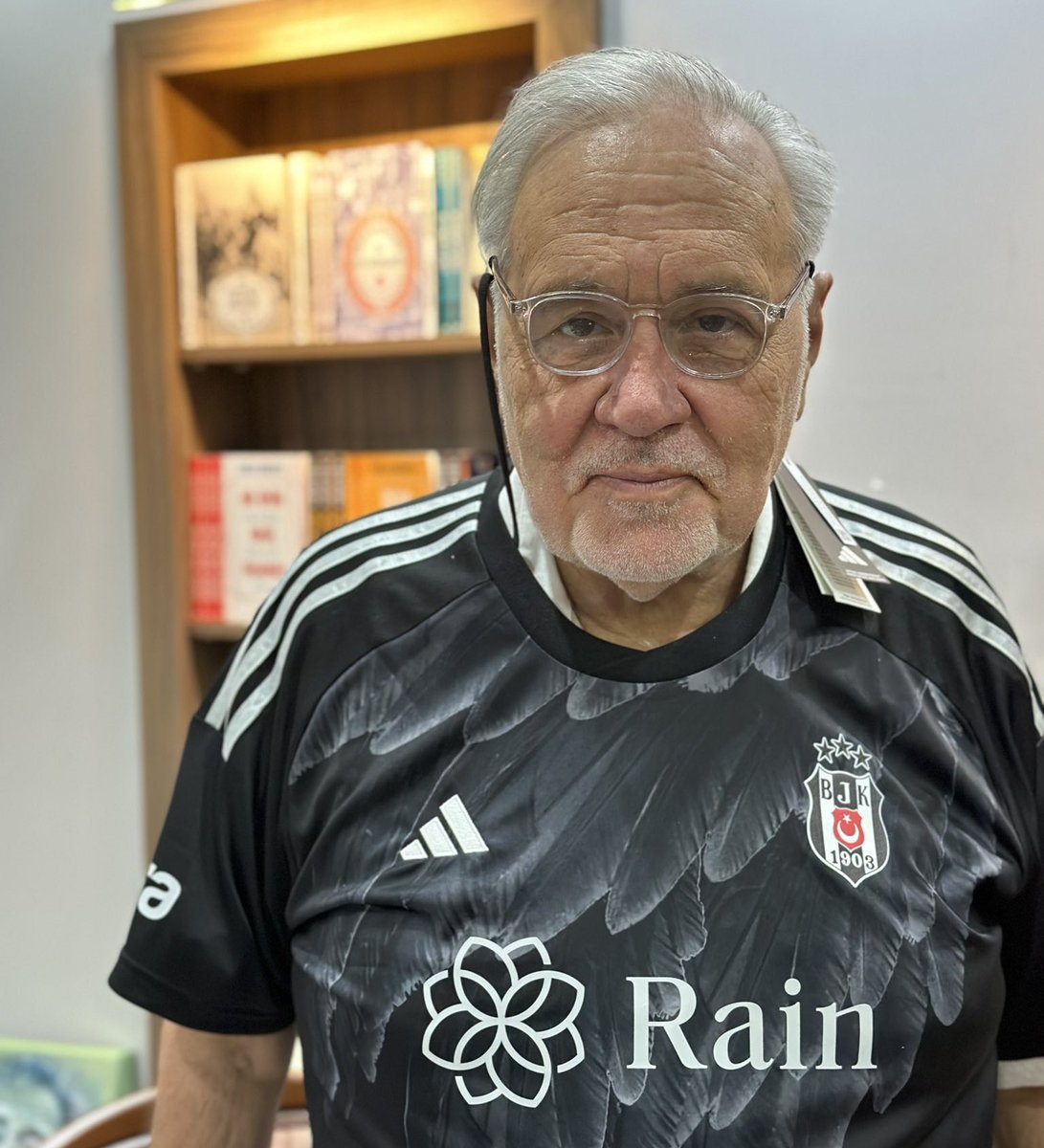 Türk kültürünün ve tarihinin önemli isimlerinden Prof. Dr. İlber Ortaylı'nın hayatını kaybettiğini derin bir üzüntüyle öğrenmiş bulunuyoruz.

Merhuma Allah'tan rahmet, bütün sevenlerine sabır ve başsağlığı diliyoruz.