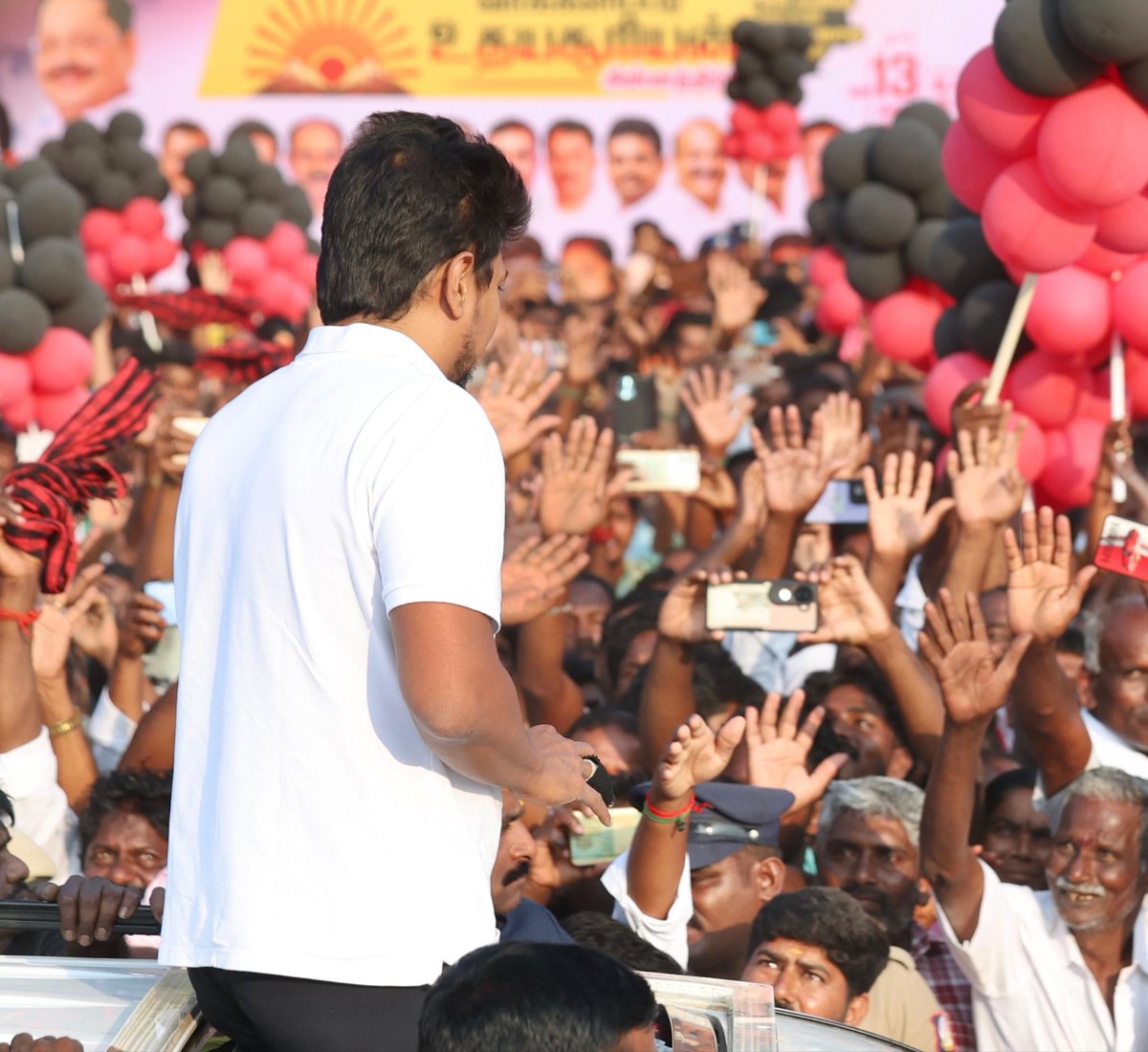Udhaystalin's tweet photo. கிருஷ்ணகிரி மாவட்டத்தில் நடைபெறும் அரசு மற்றும் கழக நிகழ்ச்சிகளில் கலந்து கொள்ள வருகை தந்த போது, உற்சாகமாக வரவேற்ற கழக நிர்வாகிகள் - இளைஞரணியினர் - கழக உடன்பிறப்புகள் - பொதுமக்கள் உள்ளிட்ட அனைவருக்கும் என் அன்பும், நன்றியும். 

@r_sakkarapani @yprakash_mla @mathiazhagan_ https://t.co/zrRogjLwVp