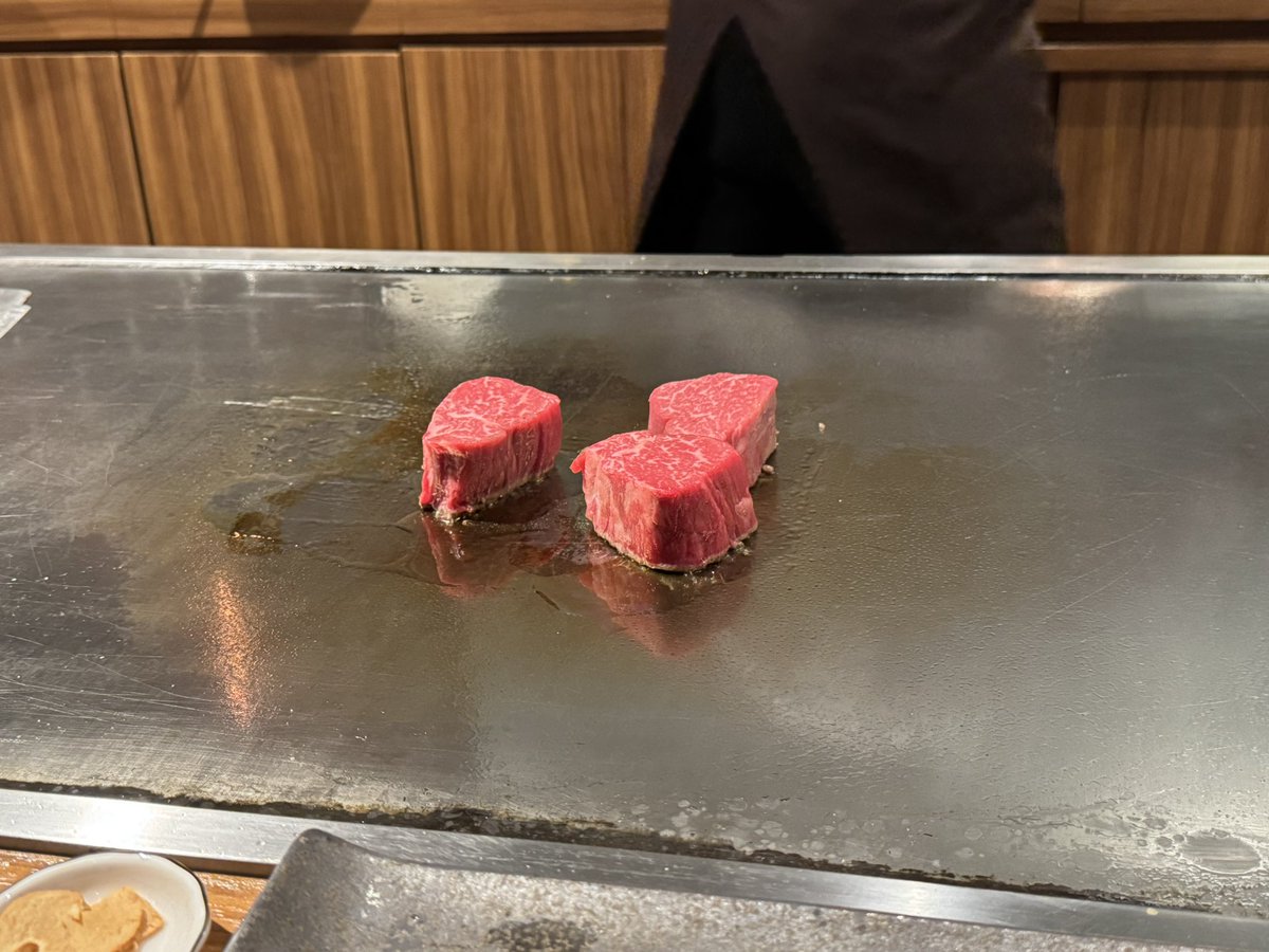 BLOGGRYone's tweet photo. 今日はご縁（接待）あってステーキハウスへ。
目の前で焼かれるステーキって
なんでこんなにテンション上がるんだろう🤔
#ステーキ
#ディナー https://t.co/yeerucm9gX