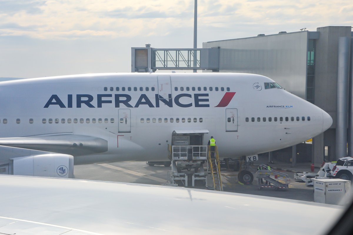 umi_minato94's tweet photo. パリ→成田の飛行機から隣のB744を撮影しました。乗っている飛行機はAFのA388でした。
13年の間でB4はおろかA380まで退役するとは思いませんでした。

✈️AIR FRANCE
✈️Boeing747-400
(boarding the A380)
✈️F-GEXB
✈️Charles de Gaulle Airport(CDG/LFPG)

#Aviation #Airfrance #CDG #LFPG #飛行機 https://t.co/2kJzkk3soa