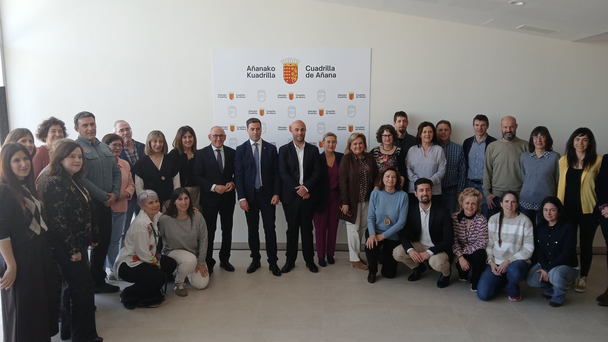 AcoaAke's tweet photo. 📌 Inauguración oficial de la nueva sede de la Cuadrilla de #Añana 📍 #Ribabellosa

📸 Añanako Kuadrilaren egoitza berriaren inagugurazio ofiziala 

Ribera Baja #Erriberabeitia @AnanakoKuadrila  #Araba #Alava https://t.co/N6IcYS10Tk