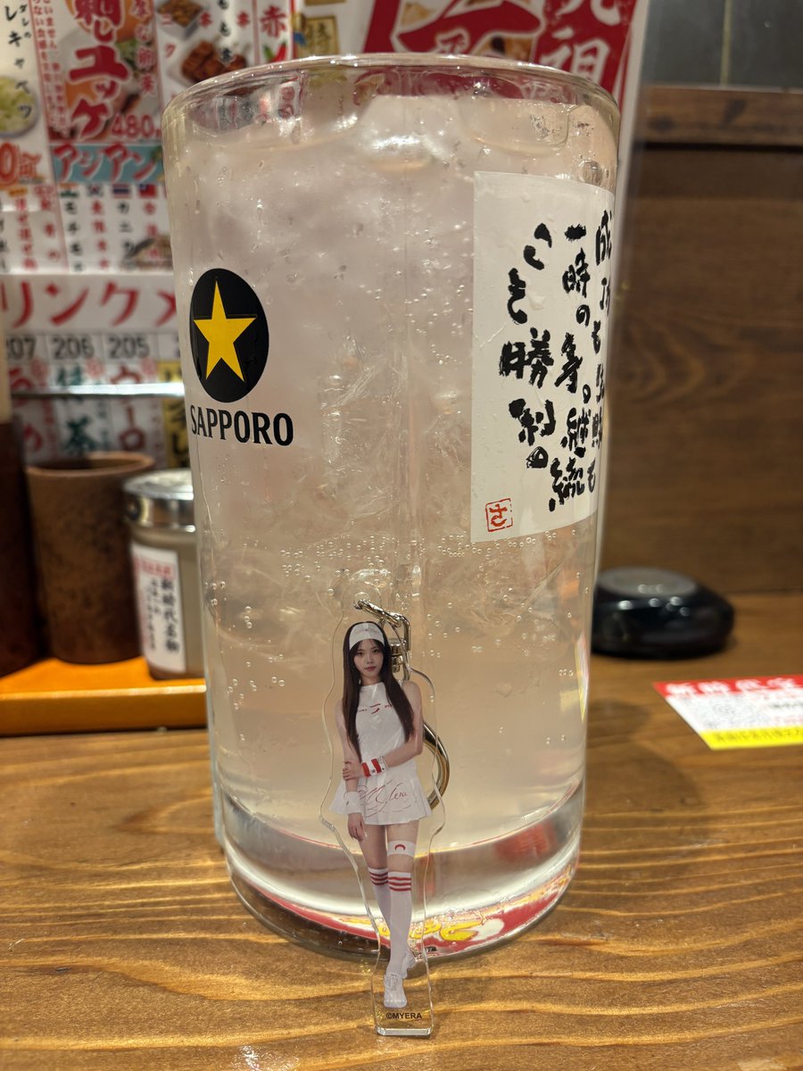 otaku_no_kanata's tweet photo. 1㍑メガジョッキと🍺ちびりりあ比較
#SAKERA
#STYERAdiary https://t.co/GplUdJs75M