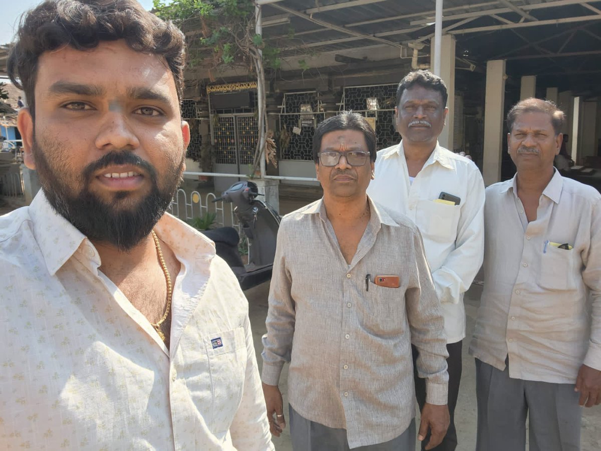 ಸತ್ಯ ಹೇಳೊ ಕನ್ನಡಿಯಂತೆ
 ಅಂತರಂಗ ಮಾಡು | 🙏
ದಯೆ ತೋರೊ ಧರಣಿಯಂತ
 ಮನೊಧರ್ಮ ನೀಡು | 🙏

ಸ್ಥಳ:-  ಹಿರೇಕೆರೂರು 
ಶ್ರೀ ವೀರಭದ್ರೇಶ್ವರ ಸ್ವಾಮಿ ದೇವಸ್ಥಾನ.
