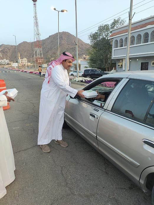 brgahmid's tweet photo. 🌙✨ضمن الشراكة بين جمعية البر الخيرية بغامد الزناد ومركز بطاط تم إطلاق مبادرة (#فطورك_يا_مسافر ) حيث قام رئيس مركز بطاط الأستاذ علي بن عوض آل مزهر بتوزيع وجبات الإفطار على المارة أمام مخفر شرطة بطاط يشاركه رئيس الجمعية الأستاذ علي  موسى وعضو المجلس عطيه بن محمد وعدد من المتطوعين https://t.co/Gnsy3klyzr