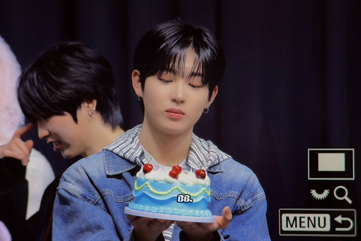 𝐁𝐁. tweet media