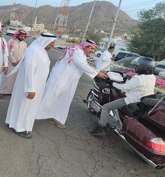 brgahmid's tweet photo. 🌙✨ضمن الشراكة بين جمعية البر الخيرية بغامد الزناد ومركز بطاط تم إطلاق مبادرة (#فطورك_يا_مسافر ) حيث قام رئيس مركز بطاط الأستاذ علي بن عوض آل مزهر بتوزيع وجبات الإفطار على المارة أمام مخفر شرطة بطاط يشاركه رئيس الجمعية الأستاذ علي  موسى وعضو المجلس عطيه بن محمد وعدد من المتطوعين https://t.co/Gnsy3klyzr