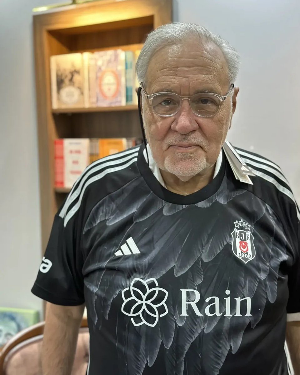 Şimdi duydum gözlerim yaşardı...Çok üzgünüm..

İlber Ortaylı 
Türk Milletinin önemli değerlerinden biriydi.Türk milletinin ve sevenlerinin başı sağolsun .Allah rahmet eylesin...
