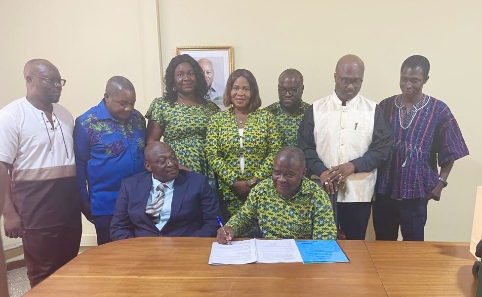 SICLifeGhana's tweet photo. Driving safety in Ghana’s courier sector.
SIC Life Insurance LTD partners the Postal and Courier Services Regulatory Commission ( PCSRC) to insure riders and operators on the new digital regulatory platform.

 #InsuranceForAll 
#DigitalGhana 
#CourierSafety

@MoCDTI https://t.co/uqcveom6kJ