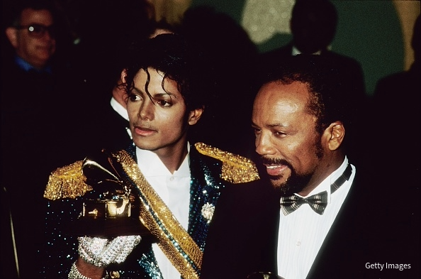 ◼️ #今日のマイケル 本日𝟑/𝟏𝟒は‥‥
クインシー・ジョーンズの誕生日🕶️
⠀
クインシーといえば、マイケル・ジャクソンを世界的スターに押し上げたアルバム『オフ・ザ・ウォール』『スリラー』、『BAD』の名プロデューサー。マイケルの音楽史に欠かせない存在です。