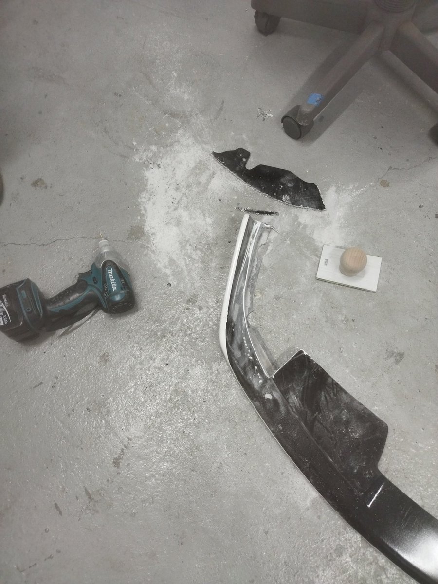 エイムゲインのリップをG’sバンパー用に加工中