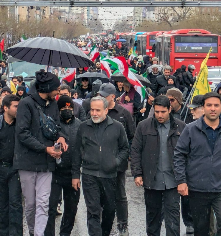 Le ministre des Affaires étrangères de l’Iran parmi la foule lors de la Journée de Qods #Iran #Qods <a href="/araghchi/">Seyed Abbas Araghchi</a>