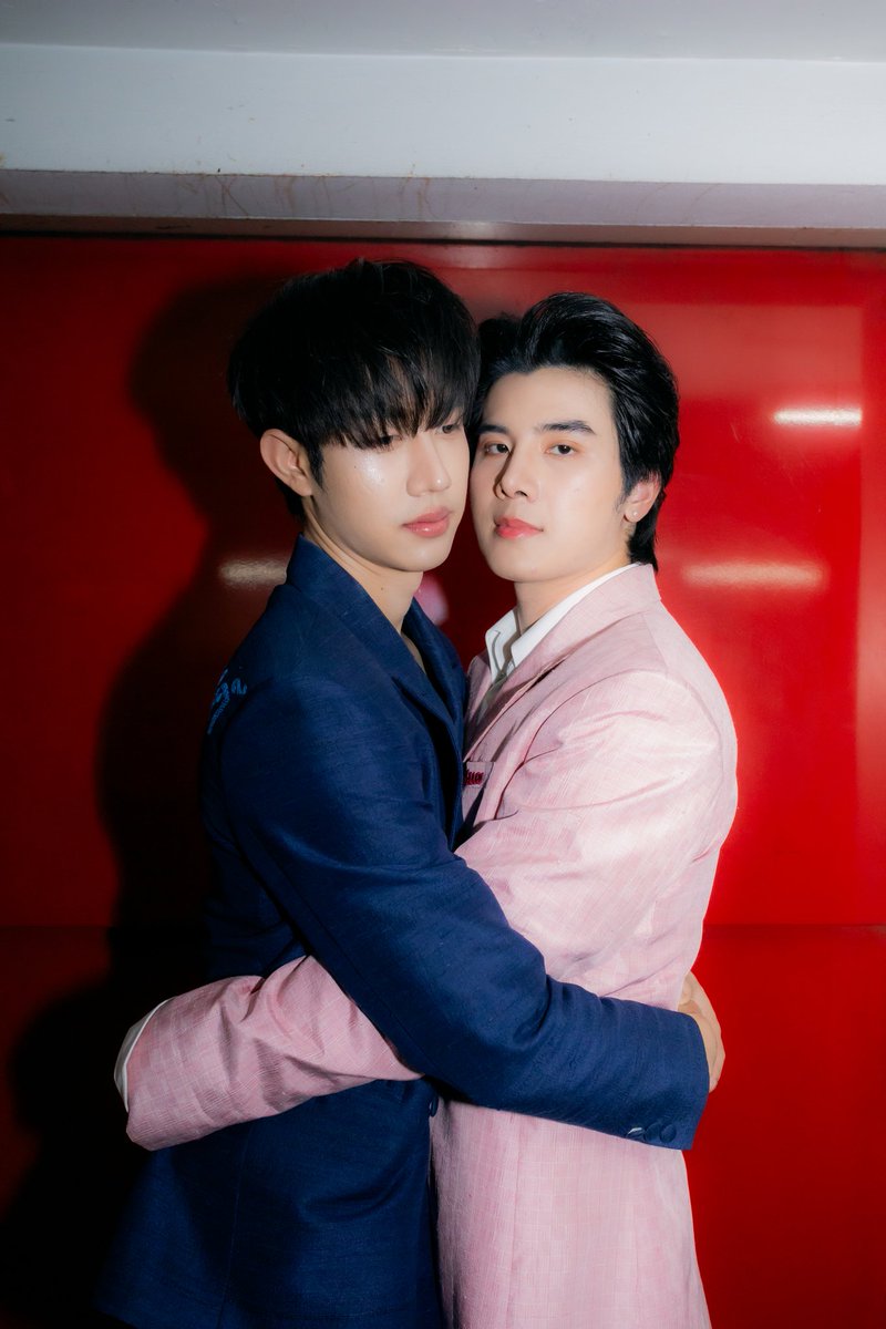 MP_RIGHTHERE's tweet photo. นอกจอ.                 ในจอ
ทอประกาย.           เพลงชาย
#เพชรประกายEP1
#เพชรประกายซีรีส์
#BLINGBLINGTHESERIES
#MARKPOOM https://t.co/4fd34jQSC0