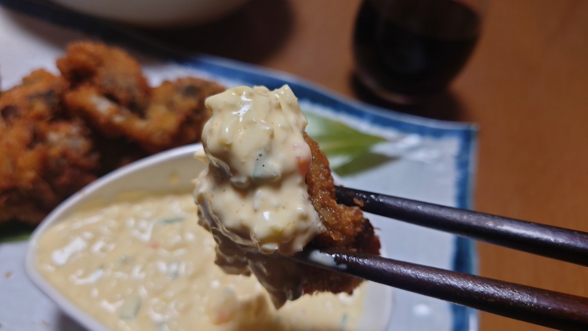 smaxmax's tweet photo. Tonight's dinner is fried oysters with our original tartar sauce. I also made a salad with ham because I wanted to eat some vegetables! This year, the Hiroshima oyster harvest has been poor, so I haven't had many opportunities to eat oysters. Today, oysters are the main dish! https://t.co/4bT4VUMVhD