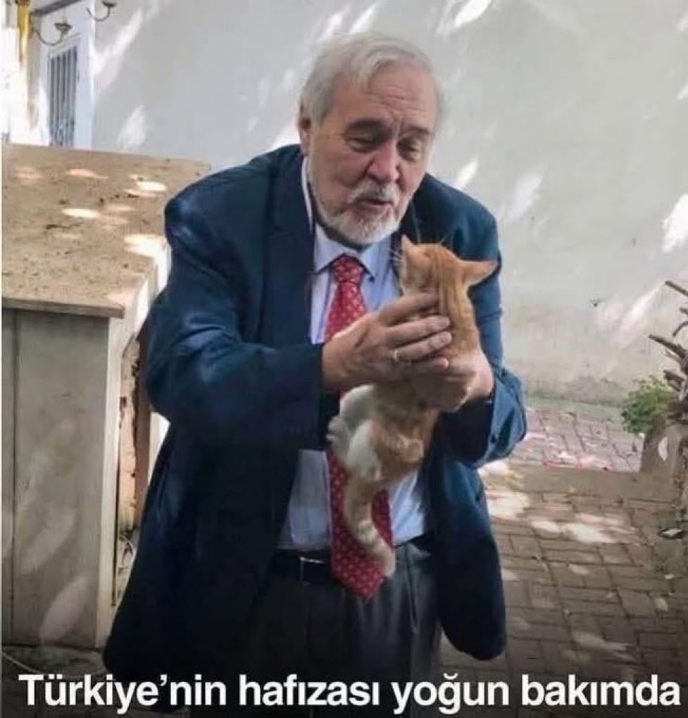 RusenPress's tweet photo. Tarihçi ve yazar Prof. Dr. İlber Ortaylı, tedavi gördüğü hastanede hayatını kaybetti. 

Prof. Dr. İlber Ortaylı’nın yıl yıl hayatı:

1947 — 21 Mayıs’ta Avusturya’nın Bregenz kentinde bir göçmen kampında Kırım Tatarı bir ailenin çocuğu olarak dünyaya geldi. Annesi Şefika Hanım, babası Kemal Ortaylı’dır. 

1949 — 2 yaşındayken ailesiyle birlikte İstanbul’a taşındılar. 

1965 — Ankara Atatürk Lisesi’nden mezun oldu. 

1969–1970 — Ankara Üniversitesi Siyasal Bilgiler Fakültesi ile Dil ve Tarih-Coğrafya Fakültesi Tarih Bölümü’nü bitirdi. Dönemin önemli isimleri Şerif Mardin, Halil İnalcık ve Mümtaz Soysal’ın öğrencisi oldu. 

1970’ler — Viyana Üniversitesi’nde Slavistik ve Orientalistik okudu. Yüksek lisans çalışmasını Chicago Üniversitesi’nde Prof. Dr. Halil İnalcık ile yaptı. 

1974 — Ankara Üniversitesi Siyasal Bilgiler Fakültesi’nde “Tanzimat Sonrası Mahallî İdareler” adlı teziyle doktor oldu. 

1979 — “Osmanlı İmparatorluğu’nda Alman Nüfuzu” adlı çalışmasıyla doçent oldu. 

1982 — Üniversitelere uygulanan siyasi yaptırımlara tepki olarak görevinden istifa etti. 

1982–1989 — Viyana, Berlin, Paris, Princeton, Moskova, Roma, Cambridge, Oxford ve Tunus’ta ders, seminer ve konferanslar verdi. 

1989 — Türkiye’ye dönerek profesör oldu ve Ankara Üniversitesi Siyasal Bilgiler Fakültesi’nde İdare Tarihi Bilim Dalı Başkanlığı’na getirildi. 

1989–2002 — Siyasal Bilgiler Fakültesi’nde İdare Tarihi Bilim Dalı Başkanı olarak görev yaptı. 

2002 — Galatasaray Üniversitesi’ne geçti. 

2004 — TRT 2’de “İlber Ortaylı ile” adlı belgeseli sunmaya başladı. Bilkent Üniversitesi’ne konuk öğretim üyesi olarak geçti. 

2005 — Topkapı Sarayı Müzesi Müdürlüğü görevine atandı. 

2009 — NTV’de “İlber Ortaylı ile Tarih Dersleri” adlı program yaptı. 

2011 — Bloomberg HT’de “İlber Ortaylı ile Zaman Kaybolmaz” adlı program yaptı. 

2012 — Yaş haddinden emekli oldu; Topkapı Sarayı Müzesi Müdürlüğü görevini Haluk Dursun’a devretti. 

2017 — Cumhurbaşkanlığı Kültür ve Sanat Büyük Ödülü’ne layık görüldü. 

2018 — Kültür ve Turizm Bakanlığı’nda bakanlık danışmanı oldu. Galatasaray Üniversitesi’nde misafir öğretim üyesi olarak ders vermeyi sürdürdü.  Bu yıl yoğun bir yayın dönemi geçirerek 7 kitap yayımladı. 

2019 — 3 yeni kitap yayımladı.  Konferans ve söyleşi etkinlikleriyle kamuoyu gündeminde kalmaya devam etti.

2020 — 29 Şubat’ta Türkiye Turing ve Otomobil Kurumu’nun düzenlediği etkinlikte gençlerle “Tarih Sohbetleri” başlıklı bir konferans verdi; doğru gezmenin kurallarından Holokost’a kadar pek çok konuyu ele aldı.  Bu yıl 1 kitap yayımladı. 

2021 — 2 yeni kitap yayımladı.  İstanbul Medipol Üniversitesi’nde de öğretim üyeliği görevini sürdürdü. 

2022 — 5 kitap yayımladı;  bu dönemin en verimli yıllarından biri oldu.

2023 — Cumhuriyet’in 100. yıl dönümünde İsmail Küçükkaya ile birlikte kaleme aldığı “Cumhuriyet’in İlk Yüzyılı 1923–2023” adlı kitabı yayımlandı.  Toplam 4 kitap çıkardı. 

2024 — 4 kitap yayımladı.  “Gel Dünyayı Keşfedelim: Gezgin Bir Tarihçinin Seyahat Defteri” adlı eseri Mayıs 2024’te okuyucuyla buluştu. 

2025 — 3 kitap daha yayımladı.  “Gel Dünyayı Keşfedelim” serisinin yeni kitabı Kasım 2025’te çıktı.  Son dönemde sağlık sorunları nedeniyle yoğun bakımda tedavi gördü.

13 Mart 2026 — Yoğun bakımdaki tedavisinin ardından hayatını kaybetti. 78 yıllık ömründe 100’ü aşkın kitap, binlerce makale ve sayısız programa imza atan Ortaylı, Türk tarih yazımının en büyük isimlerinden biri olarak tarihe geçti.