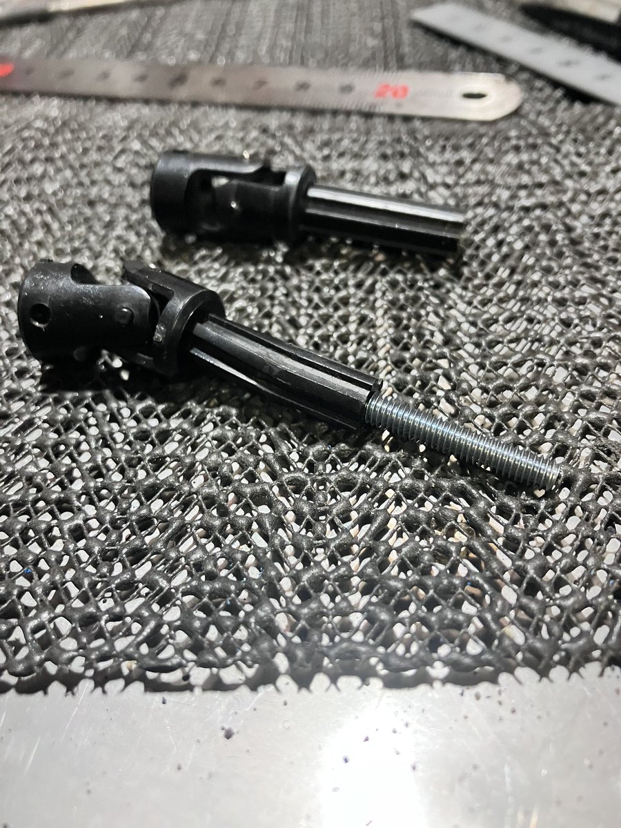 UFRegUJHVNYCXOp's tweet image. タミヤ・CC02メンテ

そして貧乏チューン。

ドライブシャフトにM4ホーロービスを捩じ込む！　　

強くなりそうな気がしてやってみたけど
捩れ対策として意味が有るか無いかは、、、
わからないw

#タミヤRC
#CC02