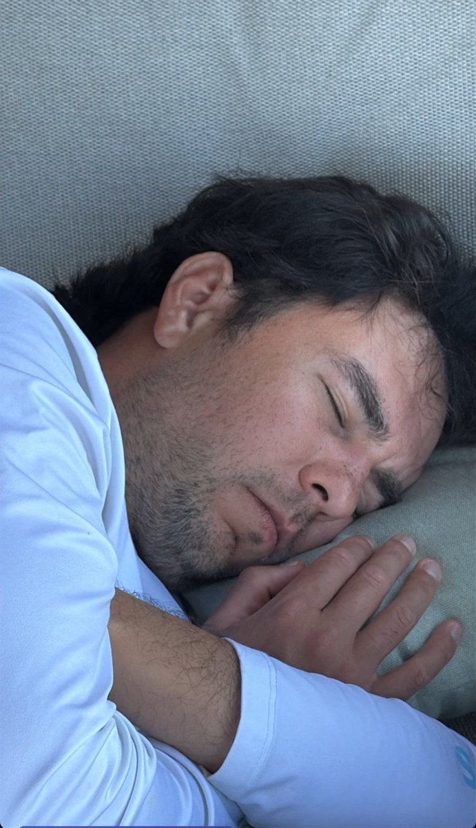 checo y yo bien jetones a la 1:30am porque a él no le jala el coche y a mí no me sonó la alarma para ver la qualy