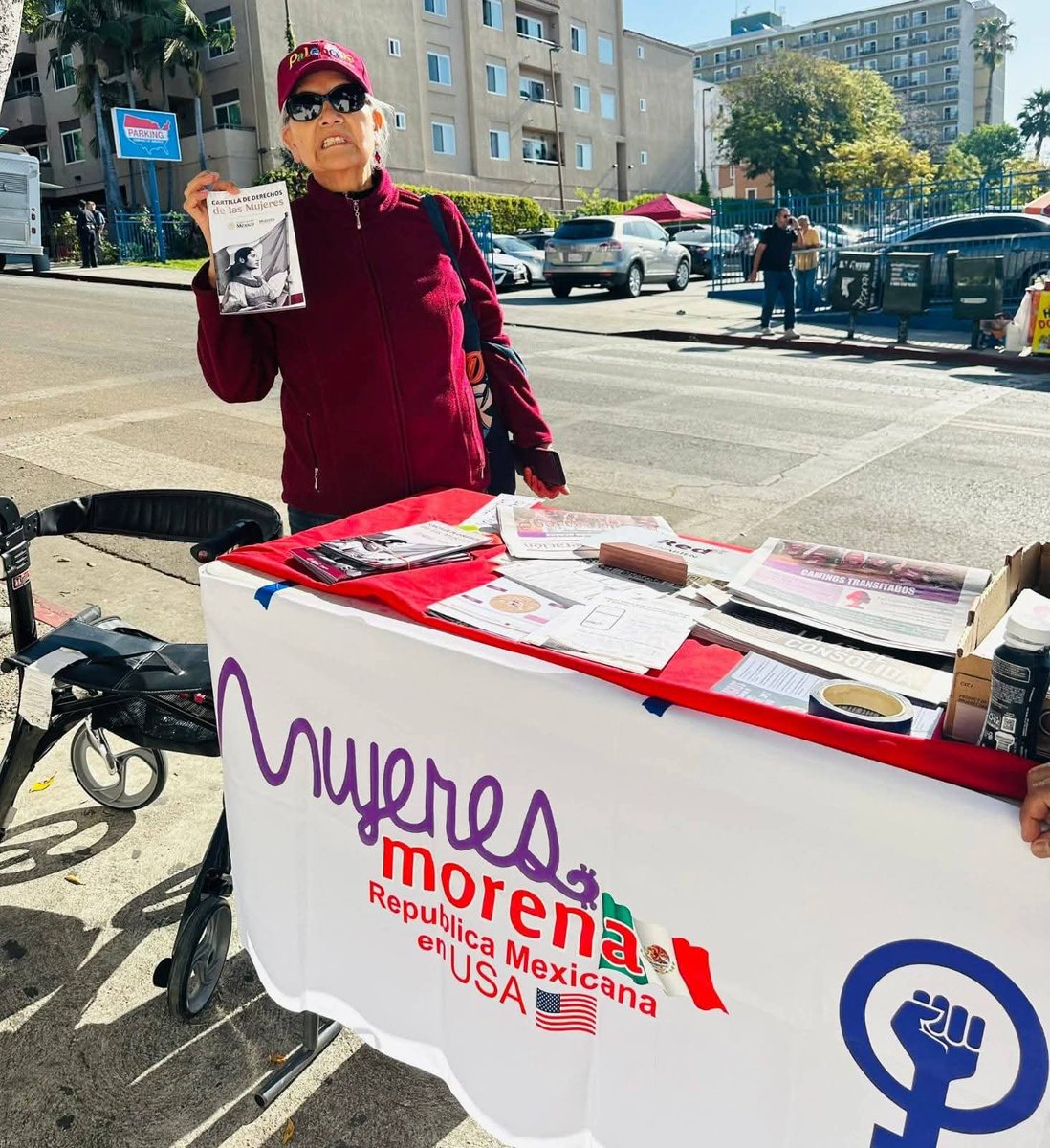 Integrantes de la #colectiva Mujeres Morena República Mexicana en USA  realizaron la entrega de Cartillas de Derechos de las Mujeres, una herramienta fundamental para acompañar y fortalecer a nuestras compañeras en el ejercicio pleno de sus derechos
#MujeresMorenaRepublica
