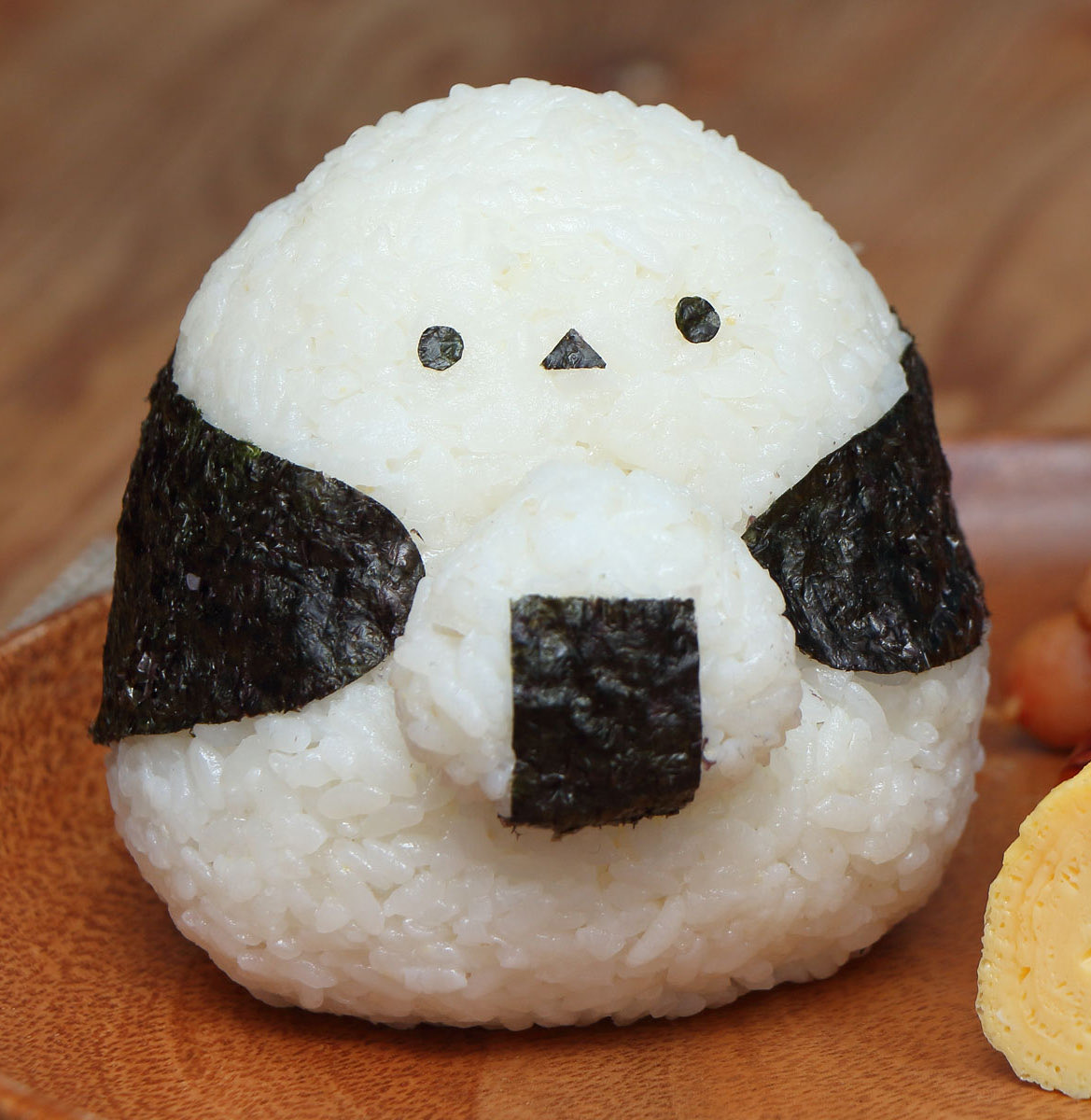 おにぎりみたいな鳥が
おにぎり持ってる
おにぎり🍙
にぎりました（・▴・）ﾆｷﾞﾆｷﾞ