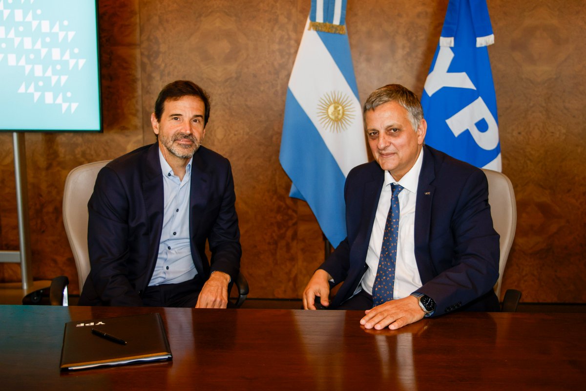 HoracioMarin_ok's tweet photo. CADA VEZ SOMOS MÁS

Pampa Energía se suma al Instituto Vaca Muerta. El próximo lunes inauguramos oficialmente el IVM, un espacio creado para formar los perfiles técnicos que el crecimiento de la operación no convencional necesita.

Gracias, Gustavo Mariani. La incorporación de Pampa Energía confirma que estamos construyendo, entre todas las empresas de la industria, el proyecto educativo más importante para el futuro energético del país. Y es un paso más hacia la consolidación de Vaca Muerta como motor del crecimiento.

#YPF #EnergíaArgentina #YPFClaseMundial #InstitutoVacaMuerta