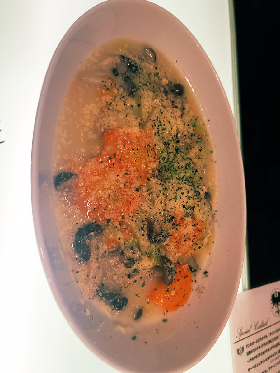 kurea666's tweet photo. 今日は嬉しいお祝いで、海鷲さんへ。
無理を言ってフリカッセとオリジナルカクテルで、プロージット🥂友も合流し、楽しい時間を過ごしました。
帰りにお土産まで頂いてありがとうございました！ https://t.co/9tr0jv4SDw