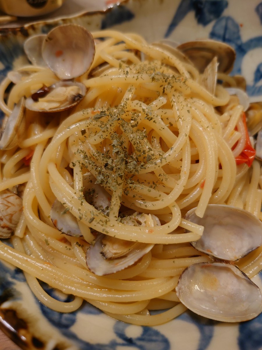 アサリの白ワイン蒸し半分オツマミで食べたらシメはやっぱりボンゴレ・ビアンコ！殻に付着した美味しいソースまで全部麺に吸わせて！